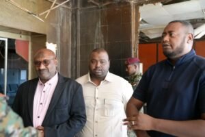 البرهان يتفقد مستشفى المعلم