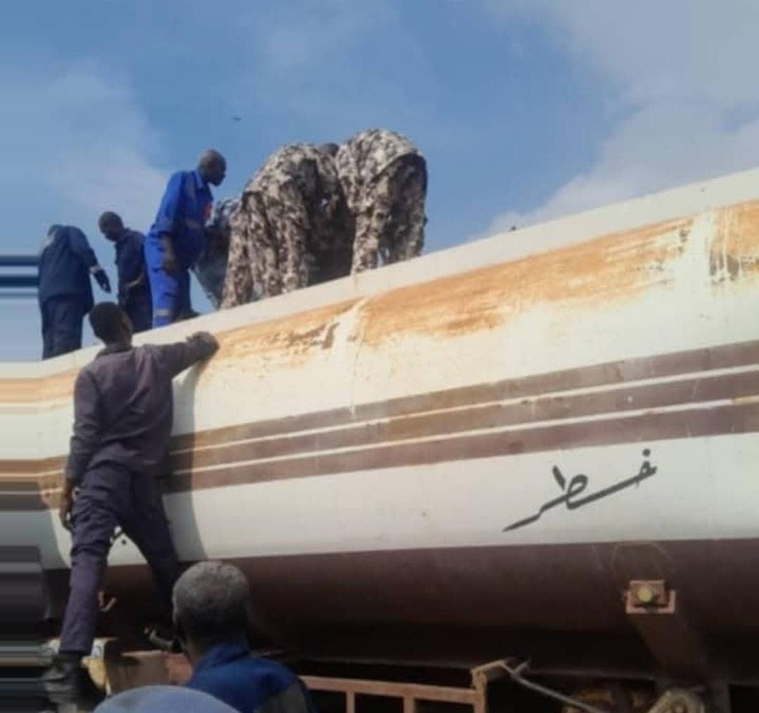 إنقاذ مساعد سائق من بطن تانكر وقود ببورتسودان 11 IMG 20251201 WA0007