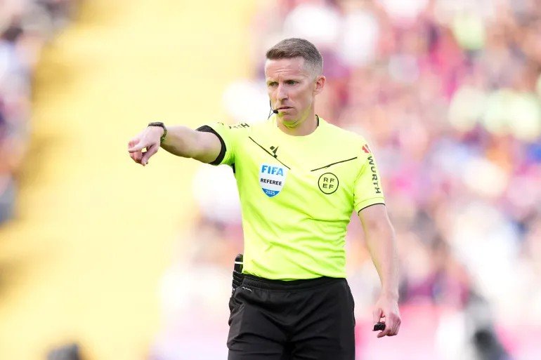 حادثة غريبة.. حكم يطرد زميله السابق 11 IMG 20251202 WA0012