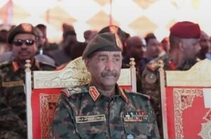 ما قصة علم الاستقلال الذي اقترح البرهان إعادته.. ولماذا إنقسم السودانيون!