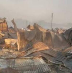 اعتقال صحفي أثناء تغطيته لحريق سوق كاستم