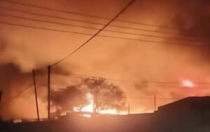 اعتقال صحفي أثناء تغطيته لحريق سوق كاستم