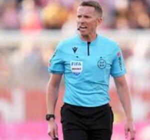 حادثة غريبة.. حكم يطرد زميله السابق 13 حادثة غريبة.. حكم يطرد زميله السابق