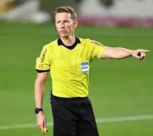 حادثة غريبة.. حكم يطرد زميله السابق 12 حادثة غريبة.. حكم يطرد زميله السابق