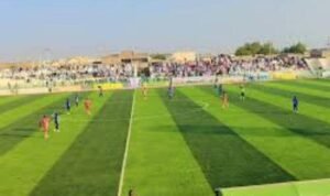 حكام مجموعة ابوحمد في التأهيلي يقومون بنظافة الإستاد