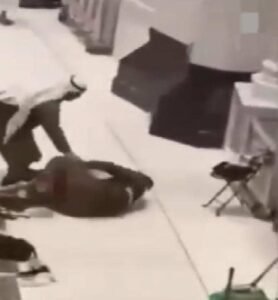 رجل أمن سعودي يتصدر المشهد بسبب حادث الحرم