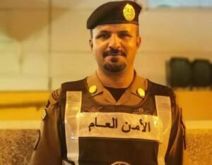 رجل أمن سعودي يتصدر المشهد بسبب حادث الحرم