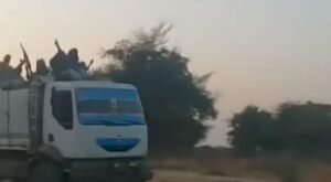 بالصور.. الجيش يؤمّن قافلة غذائية ضخمة للدلنح!!