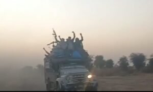 بالصور.. الجيش يؤمّن قافلة غذائية ضخمة للدلنح!!
