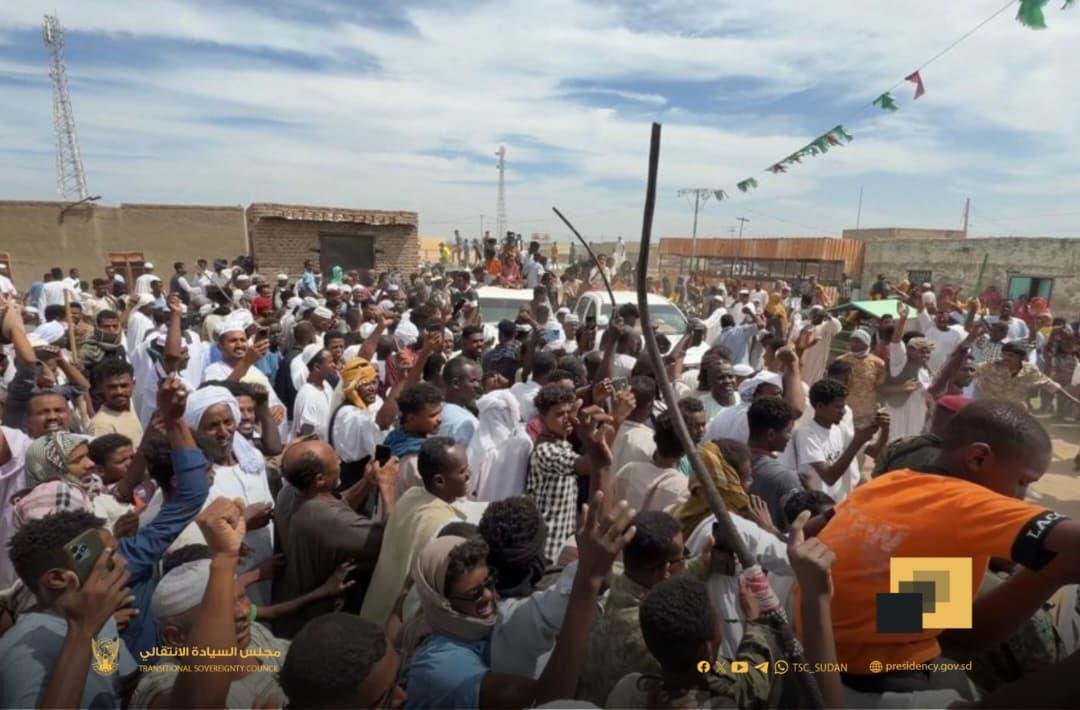 بالفيديو | حشود ضخمه تحاصر البرهان بمنطقة سرحان بالجزيرة 