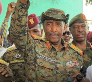 بالفيديو | حشود ضخمه تحاصر البرهان بمنطقة سرحان بالجزيرة 