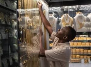 ضبط 6 كيلو ذهب ومواد سامة بأسواق التعدين