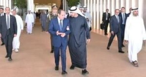 الرئيس المصري يصل الإمارات وبن زايد يستقبله!