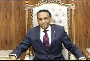 رئيس الوزراء يعتذر لموظف الأراضي ويقرر رجوعه للعمل فورا لعمله !