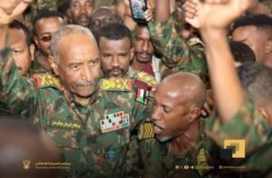 البرهان يؤدي صلاة عيد الفطر بمسجد القيادة العامة