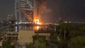 دبي.. حطام مسيرة إيرانية يشعل حريقا بمبنى برج العرب