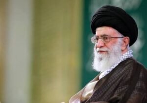 إيران تعلن عن تعيين اية الله خامنئي قائدا للبلاد. فمن هو !!