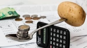 خبير اقتصادي يدفع بروشتة لتفادي تأثير زيادة المرتبات على السوق 