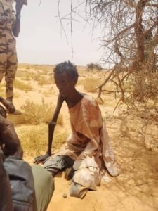 بالصور.. العثور على عناصر من المليشيا بالصحراء على وشك الهلاك 