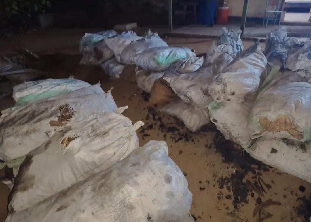 ضبط (53) جوالًا من النحاس مخبأة تحت شحنة فحم 11 IMG 20260410 WA0052