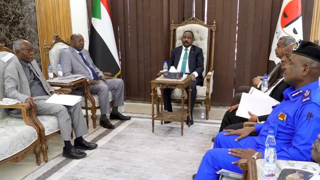 لجنة متابعة الدعاوى الدولية تناقش الآليات القانونية لإسترداد أموال آل دقلو من خارج السودان 11 IMG 20260415 WA0007