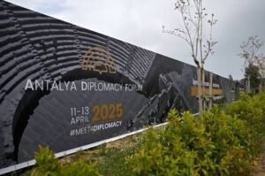 تطورات الأوضاع بالسودان على طاولة إجتماع وزير الخارجية ومبعوث الإتحاد الأوروبي 