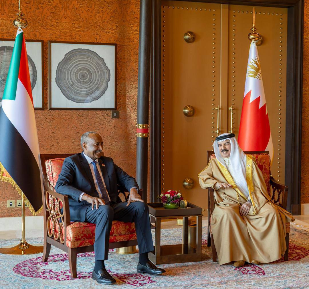 استقبله ملك البحرين.. تفاصيل زيارة البرهان إلى المنامة