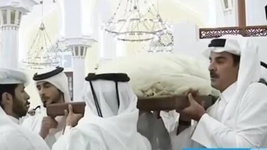 مشهد مهيب.. أمير قطر يتقدم الجموع ويحمل جنازة والده! 16 IMG 20260713 WA0000