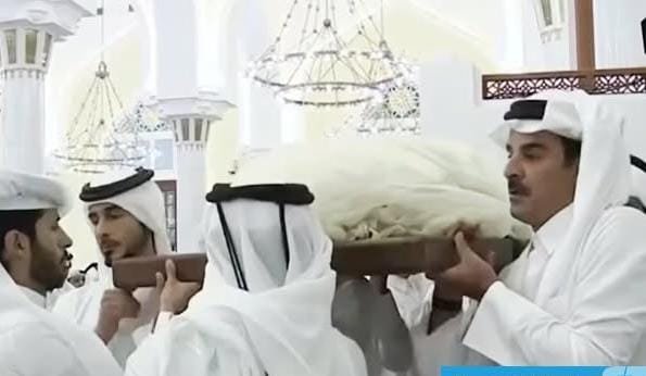 مشهد مهيب.. أمير قطر يتقدم الجموع ويحمل جنازة والده! 11 IMG 20260713 WA0000