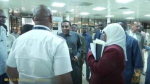 من مطار الخرطوم.. رئيس الوزراء يطلق توجيهات عاجلة!