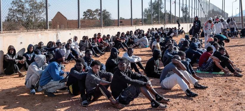 مهاجرون سودانيون محتجزون بليبيا في أوضاع مأساوية ومنظمة طوعية تطلق إغاثة!! 11 images 63 3