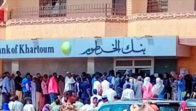 تحت أشعة الشمس .. إزدحام كبير للمواطنين أمام فروع بنك الخرطوم 16 عاجل من بنك الخرطوم !!